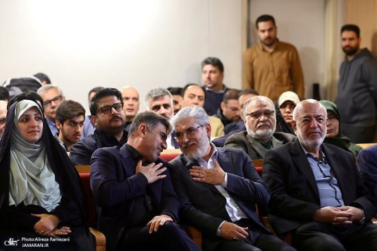 مراسم رونمایی از کتاب خاطرات جهانگیری با حضور ظریف، زنگنه، فرجی دانا و... (تصاویر) مراسم رونمایی از کتاب خاطرات جهانگیری با حضور ظریف، زنگنه، فرجی دانا و... (تصاویر)