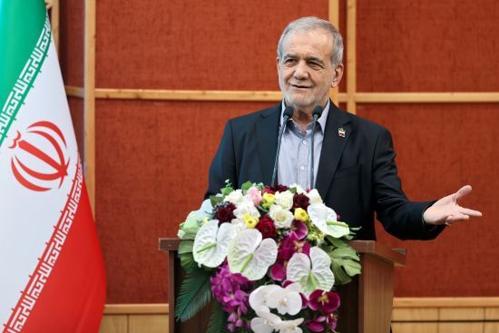 حضور پزشکیان در نشست فعالان فرهنگی و اقتصادی استان قزوین (عکس) حضور پزشکیان در نشست فعالان فرهنگی و اقتصادی استان قزوین (عکس)