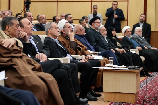 حضور پزشکیان در نشست فعالان فرهنگی و اقتصادی استان قزوین (عکس) حضور پزشکیان در نشست فعالان فرهنگی و اقتصادی استان قزوین (عکس)