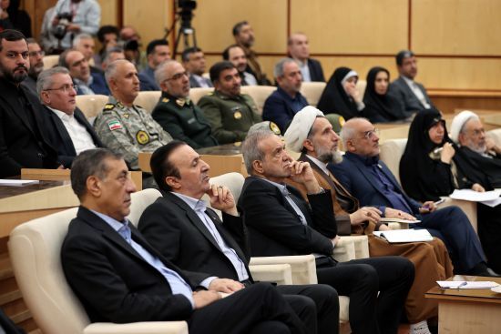 حضور پزشکیان در نشست فعالان فرهنگی و اقتصادی استان قزوین (عکس) حضور پزشکیان در نشست فعالان فرهنگی و اقتصادی استان قزوین (عکس)