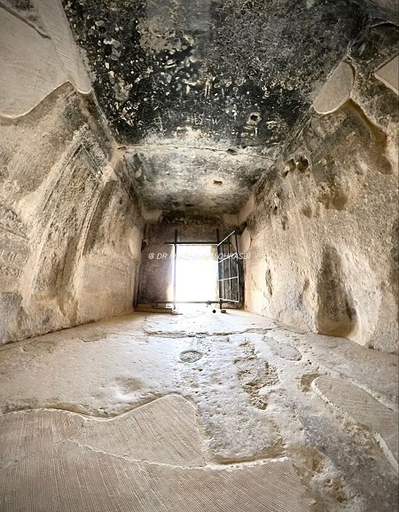 درون آرامگاه کوروش (عکس) درون آرامگاه کوروش (عکس)