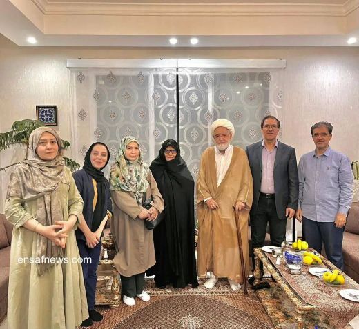 کروبی در دیدار با فرزندان موسوی و رهنورد: برخی در مجلس برای پوتین یقه پاره می‌کنند + عکس