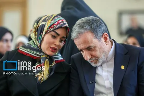 پوشش همسر عراقچی در یک مراسم رسمی (عکس) پوشش همسر عراقچی در یک مراسم رسمی (عکس)