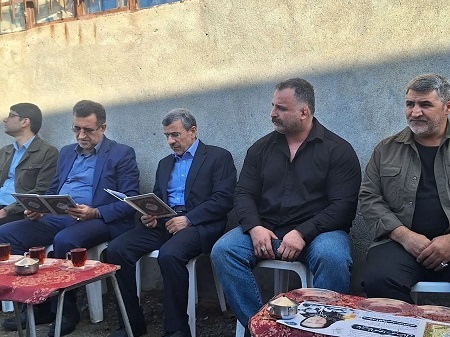 حضور احمدی‌نژاد در مراسم ختم خواهر مشایی در رامسر (+عکس)