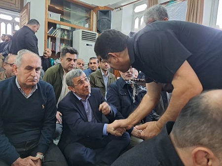 حضور احمدی‌نژاد در مراسم ختم خواهر مشایی در رامسر (+عکس)