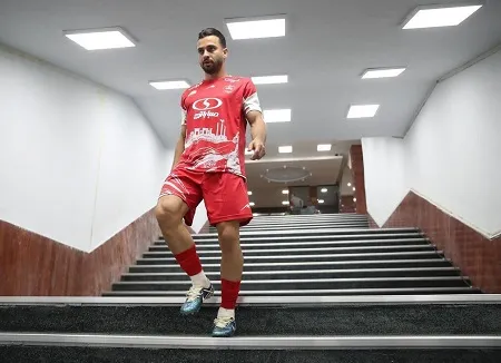 عذرخواهی بازیکن پرسپولیس پس از فحاشی به گلر استقلال عذرخواهی بازیکن پرسپولیس پس از فحاشی به گلر استقلال