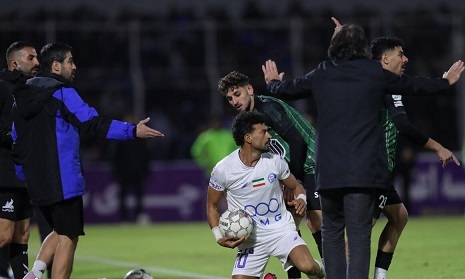 مکالمه جالب رضاییان با بازیکن خیبر: ما نمی زنیم، شما هم نزنید!