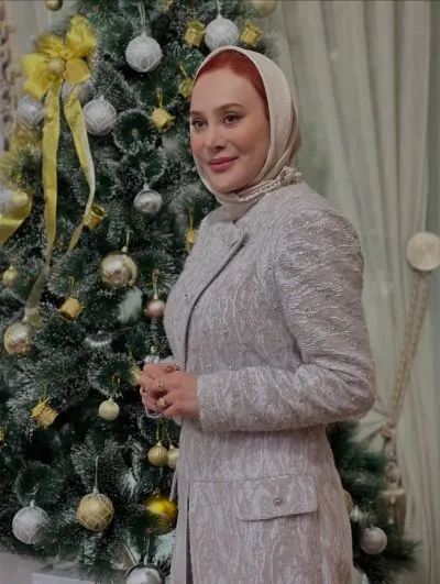 استایل آرام جعفری در کنار درخت کریسمس خانهاش (عکس) استایل آرام جعفری در کنار درخت کریسمس خانهاش (عکس)