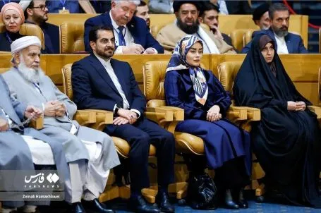 پوشش همسر جوان عراقچی در یک مراسم رسمی (عکس) پوشش همسر جوان عراقچی در یک مراسم رسمی (عکس)