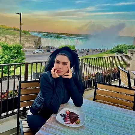 خوشگذرانی آزاده زارعی کنار آبشار نیاگارا (عکس)