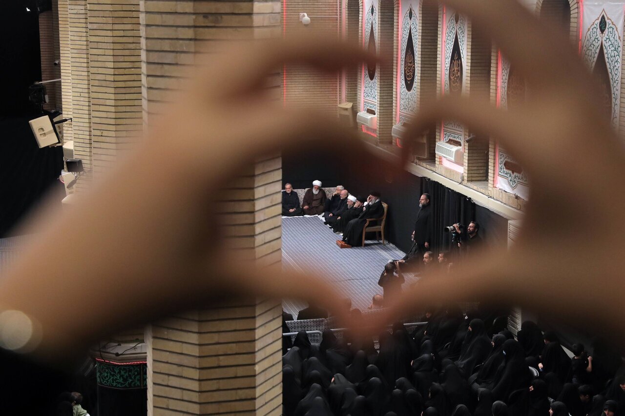 قابی خاص و جالب از رهبری در حسینیه امام خمینی (عکس) قابی خاص و جالب از رهبری در حسینیه امام خمینی (عکس)