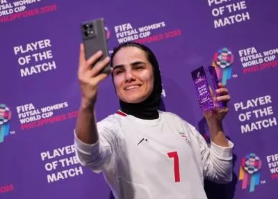 سلفی فرشته کریمی با جایزه جذاب جام جهانی (عکس)